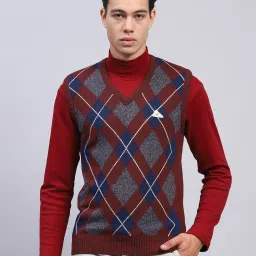 Men Geometric Print V Neck Maroon Sweater-image-52