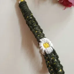 Handmade Macrame Daisy Flower Wristlet keychain, boho design, ecofriendly Key Chain-image-4