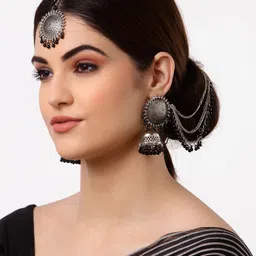 Arrabi Metallic & Black Oxidised Kundan Studded Maang Tika & Earrings Jewelry Set-picture-18