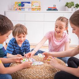 Asmodee Kid's Dobble, Visual Perception Card Game (Multicolour, Ages 6 and Above, 2 to8 Players) image 4