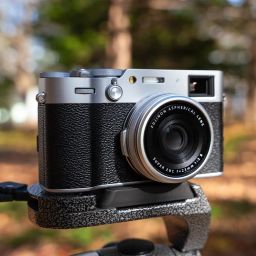 Fujifilm X100VI 40.2 MP Mirrorless Camera with Fixed 23mmF2 Lens (APS-C X-Trans CMOS 5 Sensor, X-Processor 5, Hybrid Viewfinder, LCD Tilt Touchscreen, Face Detection AF, 20 Film Simulations - Silver image 4