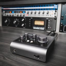 Audient iD4 (MKII) 2in/2out High-Performance USB 3.0 Audio Interface with Audient Console Mic Preamp, Dual Headphone Outputs, DI Instrument Input, ScrollControl Feature, & Free Software Bundle - Mac/Win/iOS Compatible image 5