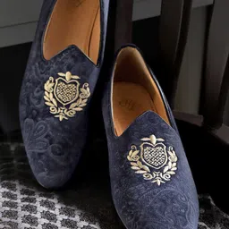 House of Pataudi Men Navy Blue & Beige Self Design Mojaris with Embroidered Detail-image-21