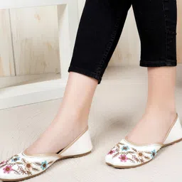 Anouk Embroidered Mojaris-picture-41