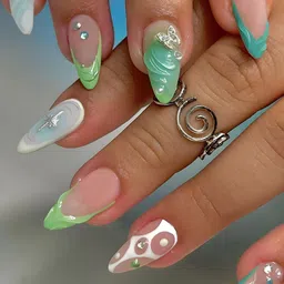 Secret LivesSet Of 24 Glossy With 3D Pearls & 3D Silver Fly Design Artificial Nails-11