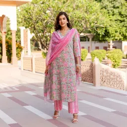 Women Cotton Blend Kurta Pant Dupatta Set-image-51