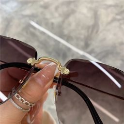 the magnifique Gradient, UV Protection Rectangular Sunglasses (Free Size) image 3