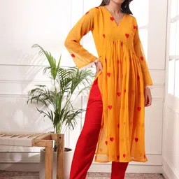 PRENEA Women Floral Embroidered Pleated Kurta with Pyjamas-picture-39