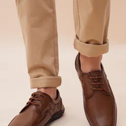 Hitz Men Textured Lightweight Leather Derbys-image-28