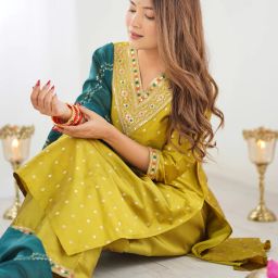 Women Jacquard, Silk Blend Kurta Pant Dupatta Set-image-17
